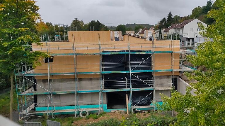 Das neue Kindergartengebäude ist fast zu. Jetzt fehlen noch die Fenster.