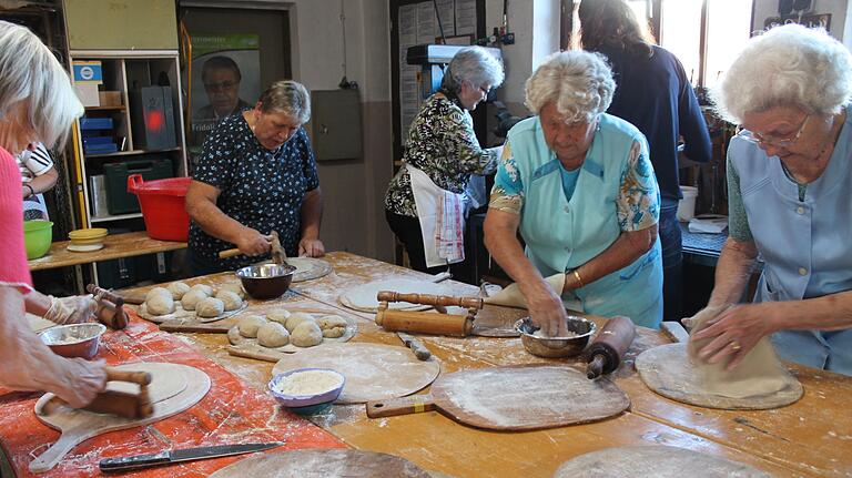 Alle Hände voll zu tun hatten die fleißigen Bäckerinnen bei der Zubereitung des schmackhaften Hausener Zwiebelploatzes. Alle Hände voll zu tun hatten die fleißigen Bäckerinnen bei der Zubereitung des schmackhaften Hausener Zwiebelploatzes.