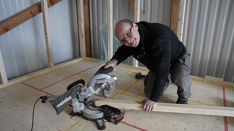 Markus Balkow legt selbst Hand an und spart Geld: Sein Tiny House soll nur 20.000 Euro kosten. Markus Balkow legt selbst Hand an und spart Geld: Sein Tiny House soll nur 20.000 Euro kosten.