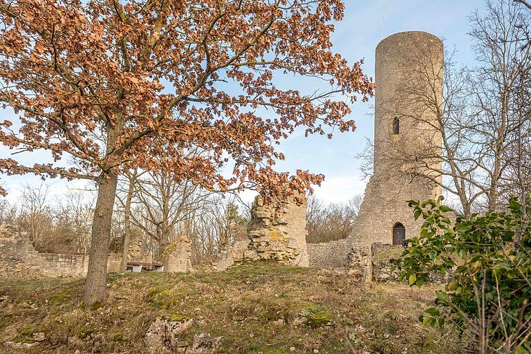 Unterwegs in Aub im südlichsten Zipfel des Landkreises Würzburg: Im Stadtteil Baldersheim liegt die Burgruine Reichelsburg. Unterwegs in Aub im südlichsten Zipfel des Landkreises Würzburg: Im Stadtteil Baldersheim liegt die Burgruine Reichelsburg.