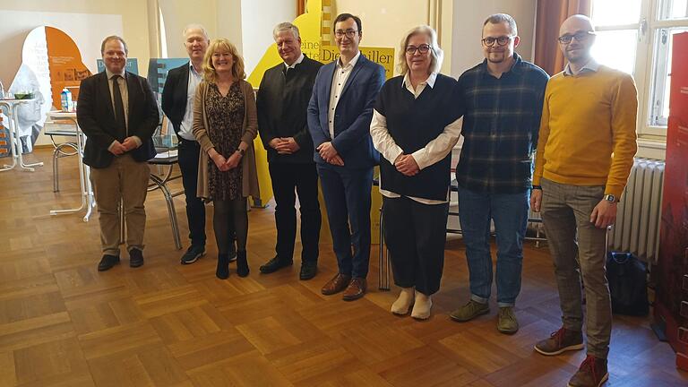 Sie haben die Ausstellung und die Exponate zusammengestellt: (von links) Axel Metz (Stadtarchiv Würzburg), Jens Martin (Staatsarchiv Würzburg), Elli Böck (Museum Herrenmühle Hammelburg), Axel Grzeszkowiak (Dienstleistungszentrum Bundeswehr), Alexander Wolz (Staatsarchiv Würzburg), Petra Tiblas und Léon Homeyer (beide Agentur Eydos) sowie Chrsitoph Joa (Dienstleistungszentrum der Bundeswehr). Sie haben die Ausstellung und die Exponate zusammengestellt: (von links) Axel Metz (Stadtarchiv Würzburg), Jens Martin (Staatsarchiv Würzburg), Elli Böck (Museum Herrenmühle Hammelburg), Axel Grzeszkowiak (Dienstleistungszentrum Bundeswehr), Alexander Wolz (Staatsarchiv Würzburg), Petra Tiblas und Léon Homeyer (beide Agentur Eydos) sowie Chrsitoph Joa (Dienstleistungszentrum der Bundeswehr).