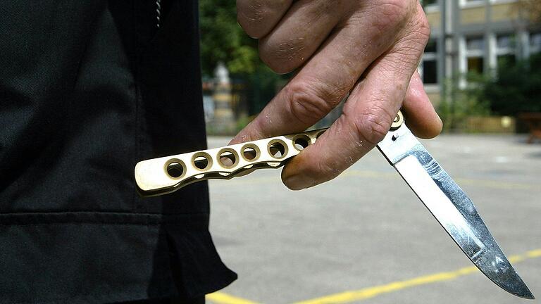 Weil er im Besitz eines Butterflymessers mit unerlaubter Klingenlänge war, musste sich ein junger Mann am Amtsgericht Haßfurt verantworten. (Symbolfoto)