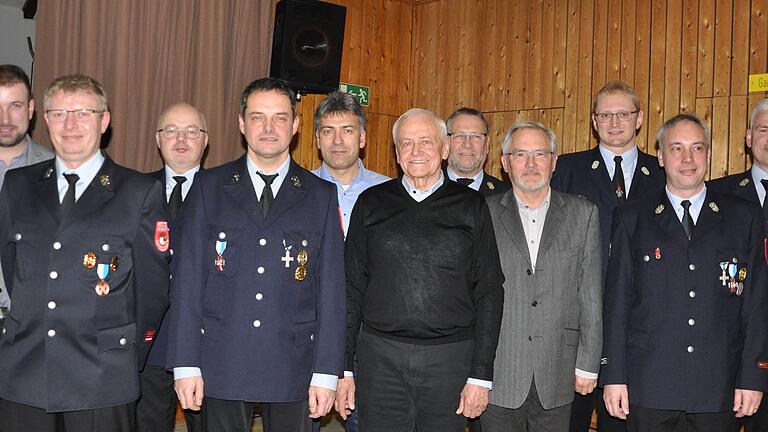 Die Geehrten mit (von links) Bürgermeister Stefan Rottmann: Jörg Eberl, Rainer Wittmann, Thomas Wittmann, Klaus Feser, Hans-Peter Gerhardt, Kreisbrandinspektor Horst Klopf, Kilian Hartmann, die scheidenden Kommandanten Markus Kippes und Peter Scheuring sowie der Vereinsvorsitzende Hermann Doile.