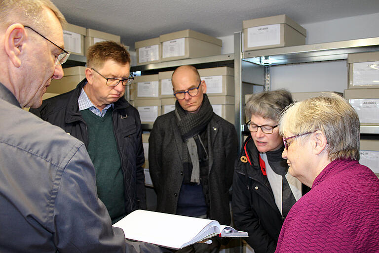Archivar Dr. Elmar Geus (von links) fand in Manfred Deppert, Dirk Hachtel, Helga Ludwig und Bürgermeisterin Helga Fleischer interessierte Zuhörer beim Vorstellen des neu sortierten Gemeindearchivs.