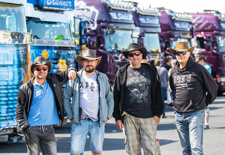 Auf der Autobahn verbringen Lkw-Fahrer viel Zeit allein. Das Trucker-Festival in Geiselwind (Lkr. Kitzingen) bringt alle zusammen. Auf der Autobahn verbringen Lkw-Fahrer viel Zeit allein. Das Trucker-Festival in Geiselwind (Lkr. Kitzingen) bringt alle zusammen.