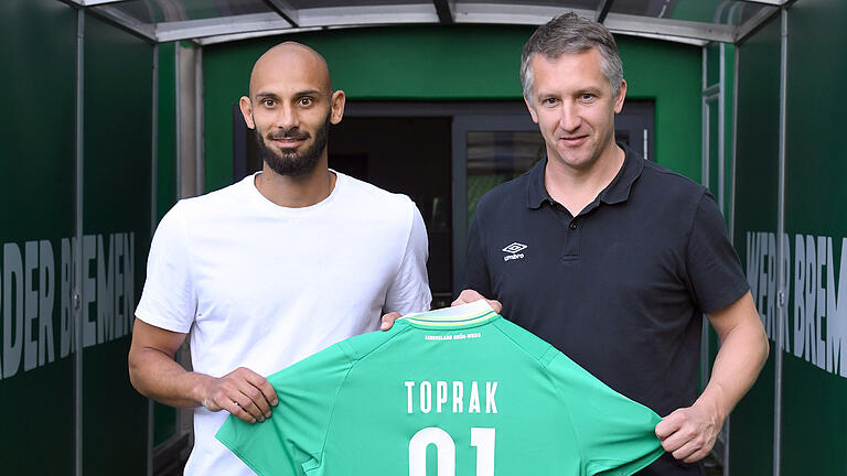 dpa       -  11.08.2019, Bremen: Frank Baumann (r), Geschäftsführer Sport von Werder Bremen, stellt Neuzugang Ömer Toprak vor. Toprak kommt auf Leihbasis mit Kauf-Option von Borussia Dortmund. Foto: Carmen Jaspersen/dpa +++ dpa-Bildfunk +++