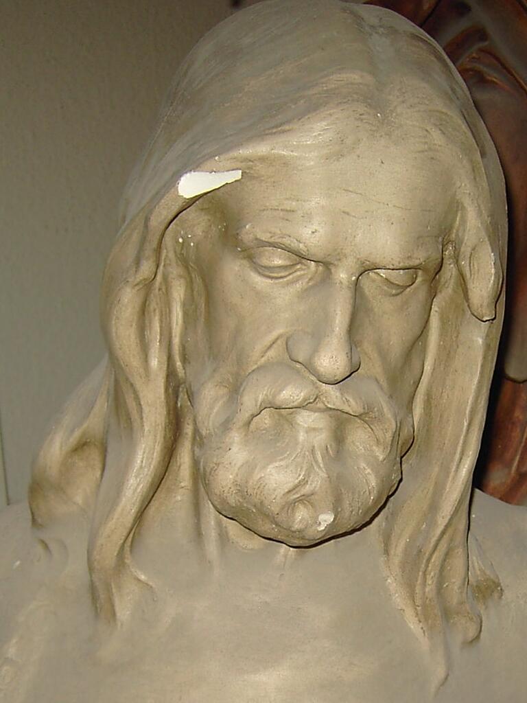 Diese Christusbüste dürfte vom bekannten Bildhauer Ludwig Sonnleitner stammen und gehört zum Kunstbestand des Steigerwalddoms in Gerolzhofen. Diese Christusbüste dürfte vom bekannten Bildhauer Ludwig Sonnleitner stammen und gehört zum Kunstbestand des Steigerwalddoms in Gerolzhofen.