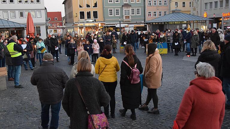 Die Zahl der Teilnehmer an der Mahnwache auf dem Marktplatz in Bad Neustadt hat gegenüber dem Auftakt vor zwei Wochen deutlich zugenommen. Die Zahl der Teilnehmer an der Mahnwache auf dem Marktplatz in Bad Neustadt hat gegenüber dem Auftakt vor zwei Wochen deutlich zugenommen.