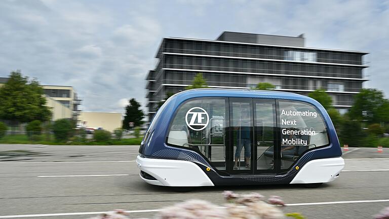 Der Shuttle von ZF bietet Platz für 22 Passagiere und soll auf eigens abgetrennten Strecken verkehren. Bei der Innovation Week der Stadt Schweinfurt wird es zwischen dem 16. und 21. Mai auf dem Marktplatz vorgestellt. Der Shuttle von ZF bietet Platz für 22 Passagiere und soll auf eigens abgetrennten Strecken verkehren. Bei der Innovation Week der Stadt Schweinfurt wird es zwischen dem 16. und 21. Mai auf dem Marktplatz vorgestellt.