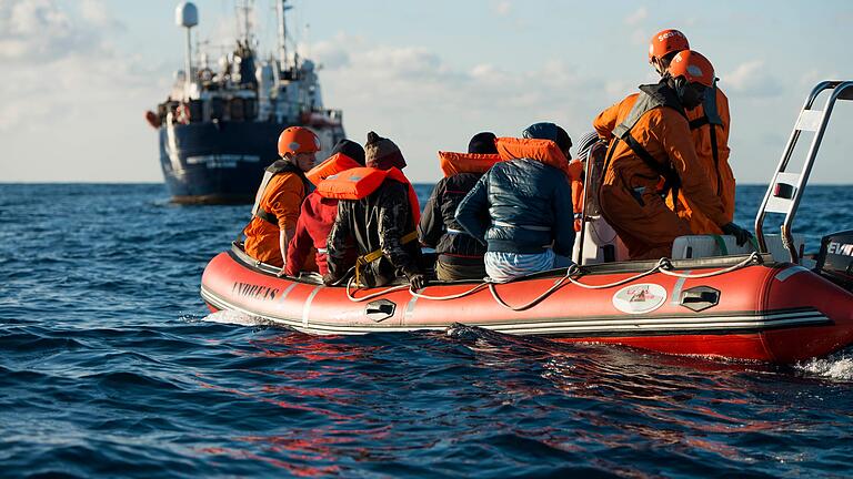 'Das Mittelmeer ist ein großer Friedhof', sagte Papst Franziskus über das Schicksal der Menschen, die über das Mittelmeer versuchen zu flüchten. Eine Dokumentation eines Würzburgers über private Rettungseinsätze auf hoher See wird am Montag im Fernsehen gezeigt. 'Das Mittelmeer ist ein großer Friedhof', sagte Papst Franziskus über das Schicksal der Menschen, die über das Mittelmeer versuchen zu flüchten. Eine Dokumentation eines Würzburgers über private Rettungseinsätze auf hoher See wird am Montag im Fernsehen gezeigt.