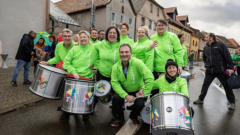 Ein bisschen Spaß muss sein: Das ernste Thema Demokratie und Toleranz wurde von den Trommlerinnen und Trommlern der Samba-Gruppe Pocoloco mitreißend in Rhythmus verpackt.