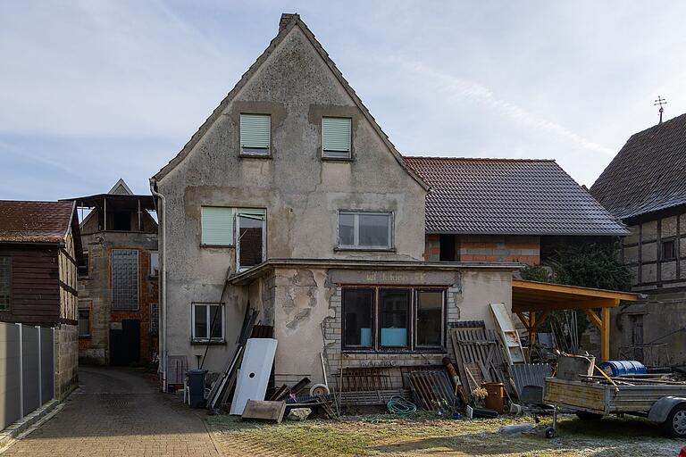 Im Vorderhaus werden Mietwohnungen eingerichtet. Der ehemalige Verkaufsraum dient gegenwärtig als Second-Hand-Laden. Im Vorderhaus werden Mietwohnungen eingerichtet. Der ehemalige Verkaufsraum dient gegenwärtig als Second-Hand-Laden.
