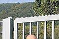 &bdquo;Unsere Kriegskasse ist gut gefüllt&ldquo;, sagt Ferdinand Heilgenthal, Vorsitzender Bürgerinitiative Wasser in Hofstetten, hier vor einem der sieben Brunnen des Fernwasserzweckverbandes Mittelmain. Gegen die Wasserschutzgebiete und damit gegen die Wasserentnahme will die BI notfalls gerichtlich vorgehen.