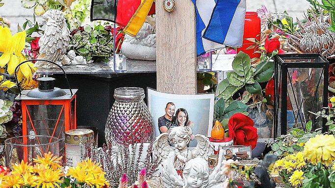 Bundespräsident Steinmeier besucht Chemnitz       -  01.11.2018, Sachsen, Chemitz: Ein Grabkreuz, Fahnen, Blumen und Kerzen stehen an der Stelle, an der ein 35 Jahre alter Deutscher in der Nacht zum 26. August Opfer einer tödlichen Messerattacke geworden war. In den Tagen danach war Chemnitz Schauplatz verschiedener rechtsextreme Proteste und Ausschreitungen. Bundespräsident Steinmeier informierte sich am 01.11.2018 in der Stadt über die aktuelle Lage.