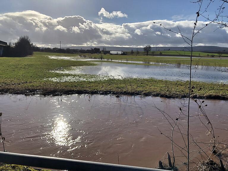 Die Saale in Bad Königshofen. Hier wurde ein Wasserstand von 270 Zentimetern und damit Pegelstand zwei erreicht.