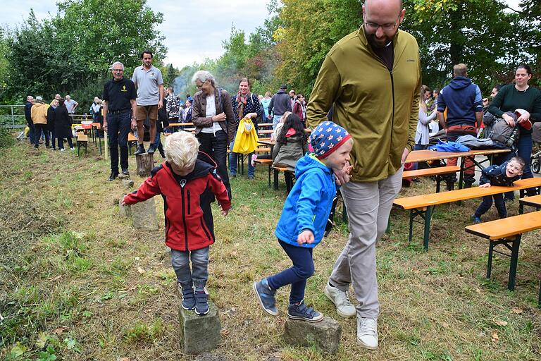 Auf dem „Nicht-den-Boden-berühren-Weg“ bewiesen bei der Eröffnung Klein und Groß ihre Geschicklichkeit.