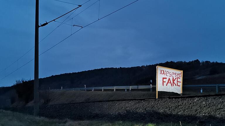 Personen mit mutmaßlichem Bezug zur 'Querdenker'-Szene spannten Plakate über eine ICE-Strecke.