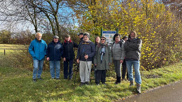 Die Wanderer am Platz der ehemaligen Mühle von Sulzdorf