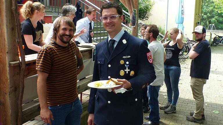 Der Obervolkacher Feuerwehrkommandant Tobias Feuerbach am zweiten Festtag im Gespräch mit Einwohnern.&nbsp;