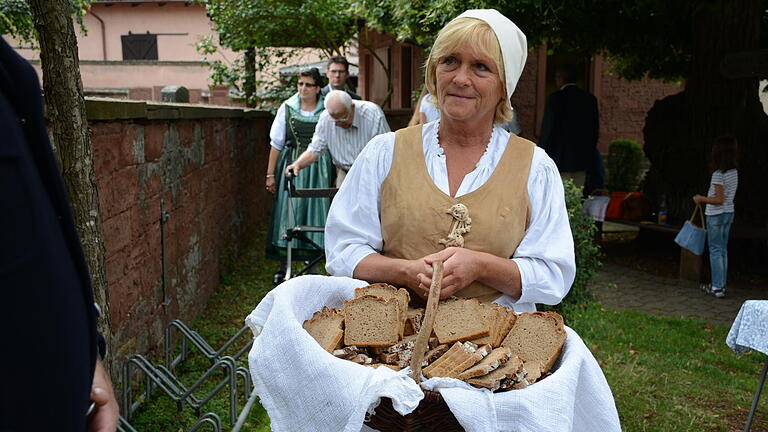 Zum Gedenken an den Bruderkrieg 1866 zog Uettingen zur Kranzniederlegung los und teilte sich das Friedensbrot.