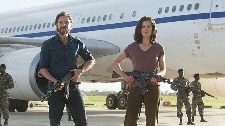 &bdquo;7 Tage in Entebbe&ldquo;: Daniel Brühl als Terrorist Böse mit mit Komplizin Kuhlman (Rosamund Pike).