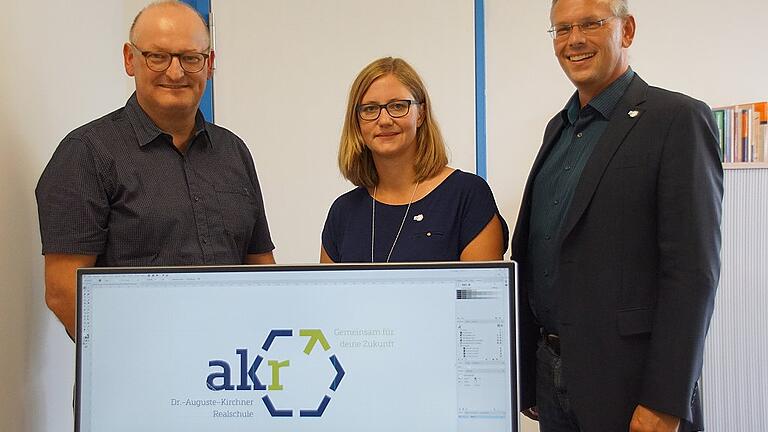 Das neue Logo präsentierten (von links) Wolfgang Rottmann von der Agentur &bdquo;quadratmedia&ldquo;, Mitglied der Schulleitung Anke Männer und Schulleiter Hartmut Hopperdietzel.