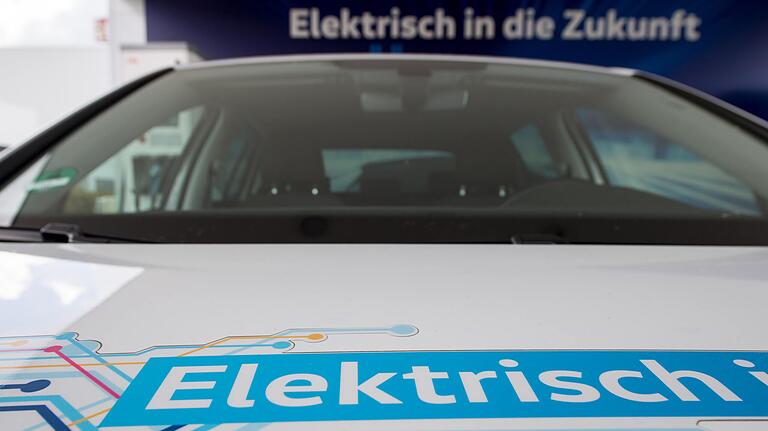 Mit dem Aufbau eines E-Car-Sharing-Netzes im Landkreis Kitzingen ergäben sich für Iphofens Bürgermeister neue Mobilitätsmöglichkeiten, und dem Image seiner Stadt nütze es auch. Mit dem Aufbau eines E-Car-Sharing-Netzes im Landkreis Kitzingen ergäben sich für Iphofens Bürgermeister neue Mobilitätsmöglichkeiten, und dem Image seiner Stadt nütze es auch.