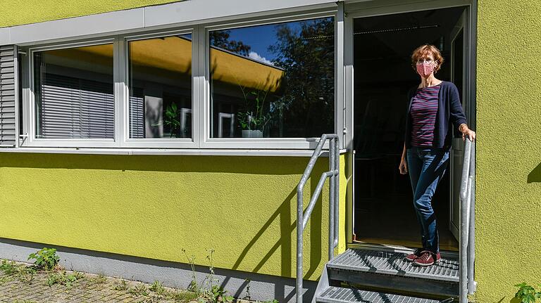 Aus Corona-Gesichtspunkten ideal:&nbsp;Jedes Klassenzimmer der Grundschule Giebelstadt kann direkt von außen über einen separaten Eingang betreten werden, wie Rektorin Barbara Bartsch demonstriert.