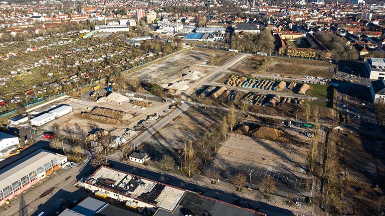 Blick auf die ehemalige Ledward Kaserne im Februar 2020: Links am Bildrand die Panzerhalle 237, die bei der Landesgartenschau als Blumenhalle genutzt werden soll. Die anderen ehemaligen Kasernengebäude sind abgerissen, die Carus-Allee wird Ende des Jahres fertig.