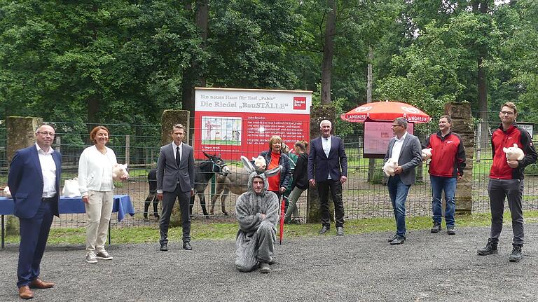 Ein klares 'I-A' für die Zukunft des Wildparks: Baureferent Ralf Brettin, Sponsorin Stefanie Riedel, OB Sebastian Remelé, Marco Hoffmann, Mirmi Riedel, Parkchef Thomas Leier, Riedel-Prokurist Martin Schlereth sowie die Bauingenieure Oskar Fröhr und Christian Seuling beim Startschuss zu den 'BauStällen' (von links).