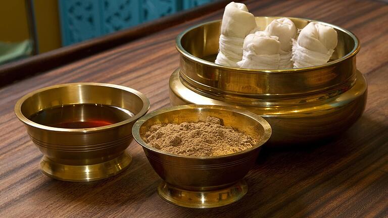 Kräuter, Gewürze und Wurzeln wie Ingwer und Kurkuma werden im Ayurveda genutzt, um unter anderem das Immunsystem zu stärken.