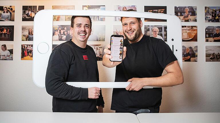Vernetzung per Smartphone: Florian Zürn (links) und Sebastian Ortler, Mitgründer von 'Communi', in ihrem Büro in der Würzburger Innenstadt.