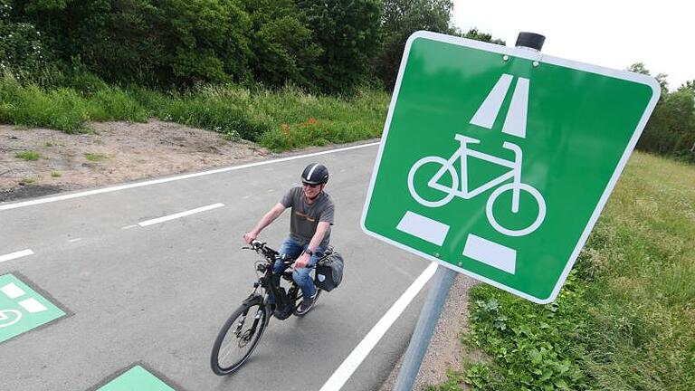 Ein Radfahrer auf einem Radschnellweg in Hessen. Foto: Arne Dedert/dpa       -  So wie hier auf einer Strecke in Hessen sehen die Radschnellwege aus.