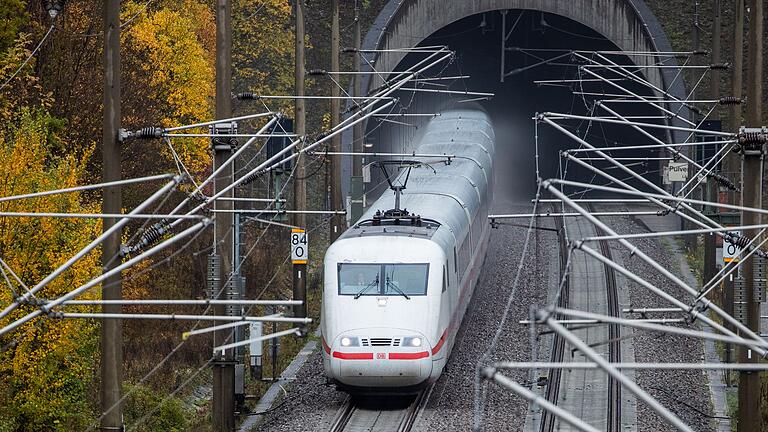 ICE kommt aus einem Tunnel       -  Ein ICE fährt auf der Schnellfahrstrecke Stuttgart - Mannheim nahe der Enztalbrücke aus einem Tunnel heraus.