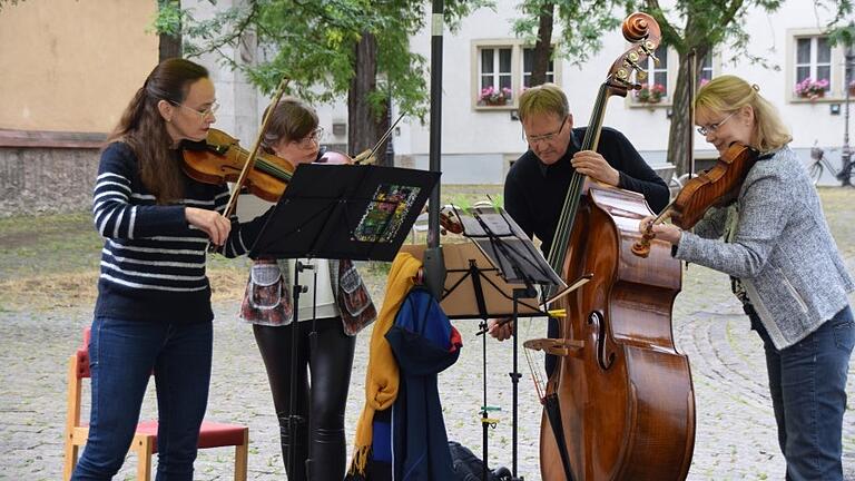 Das Rosenquartett spielte auf dem Pleicherkichplatz.