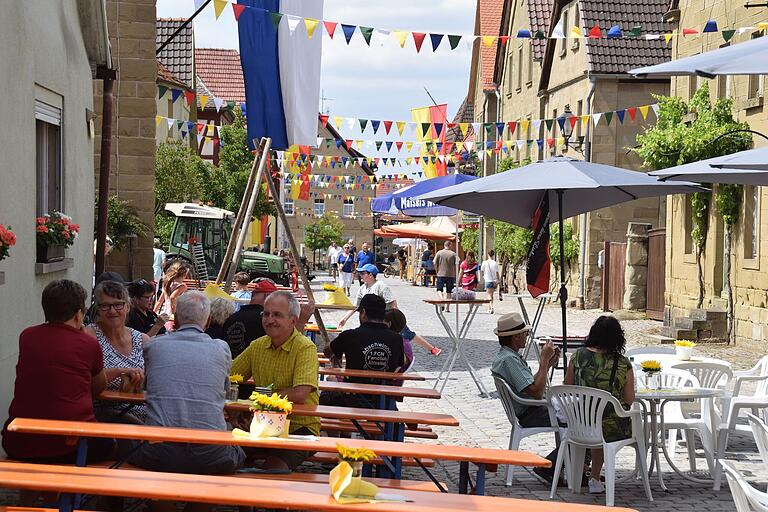 Gemütliche Plätze zum Genießen laden nicht nur in der Abtswinder Hauptstraße zum Verweilen ein.