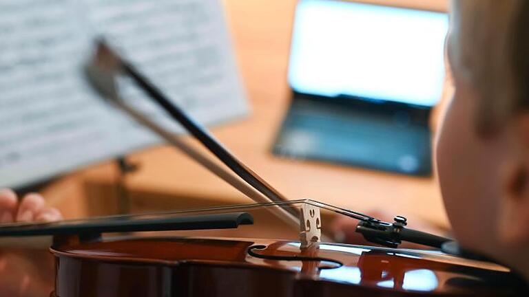 Der neun Jahre alte Benjamin übt vor seinem Computer mit seiner Geige. Foto: Uli Deck/dpa       -  Musikerinnen und Musiker kritisieren die Pläne zur Grundschulreform des Kultusministeriums.