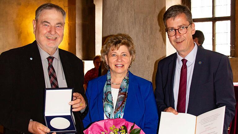 Die Medaille des Oberbürgermeisters für persönliche Verdienste erhielt Bernhard Schlereth (links). In der Mitte seine Gattin Christl Schlereth, rechts Oberbürgermeister Christian Schuchardt.