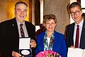 Die Medaille des Oberbürgermeisters für persönliche Verdienste erhielt Bernhard Schlereth (links). In der Mitte seine Gattin Christl Schlereth, rechts Oberbürgermeister Christian Schuchardt.