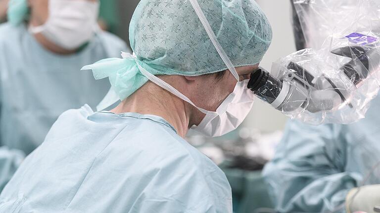 Der Chefarzt der Neurochirurgie am Rhön-Klinikum Campus, Dr. Albrecht Waschke, bei seiner Arbeit im OP.