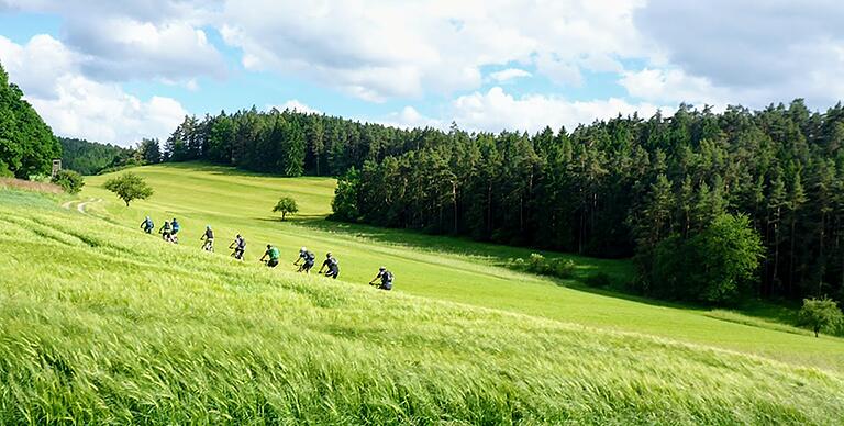 Mountainbiken in der Rhön ist beliebt. Solange es, wie hier, auf Wegen geschieht, ist nichts dagegen einzuwenden. Allerdings kommt es immer wieder zu Verstößen gegen die Schutzgebietsregeln und damit zu Störungen für die empfindliche Natur.