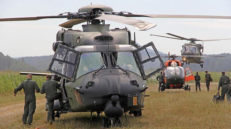 Besatzungs- und Maschinenwechsel finden auf einem Betankungsplatz bei Bad Schandau statt. Zwei NH90 und ein Such- und Rettungshubschrauber vom Transporthubschrauberregiment 30 aus Niederstetten unterstützten vergangene Woche die Brandbekämpfung im Elbsandsteingebirge.