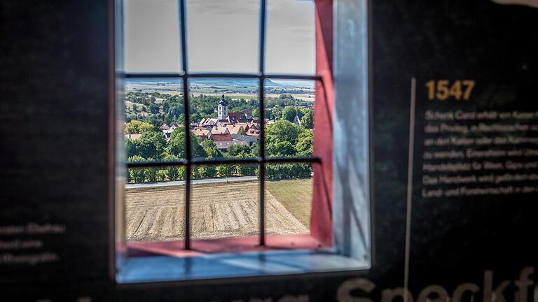 Unterwegs auf der rund zehn Kilometer langen TraumRunde Markt Einersheim im Kitzinger Land. Das Wengertshäusla thront weithin sichtbar auf dem Sonnenberg. Von hier genießt man einen wunderbaren Blick über Markt Einersheim und das Umland.