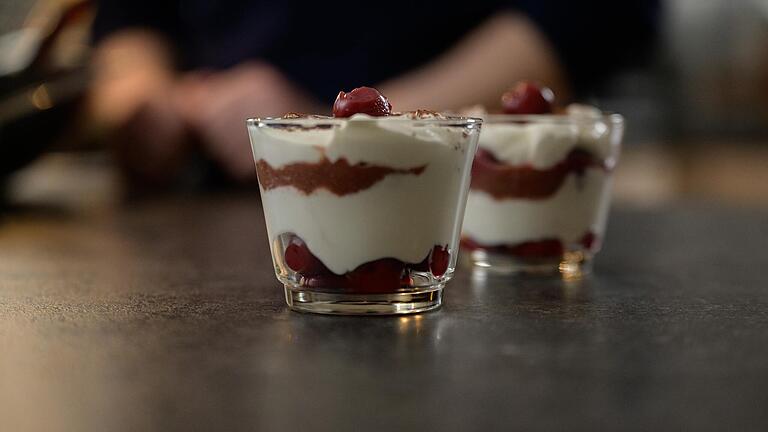 Der süße Nachtisch besteht aus Quark, Kirschen und Lebkuchen. Der süße Nachtisch besteht aus Quark, Kirschen und Lebkuchen. 