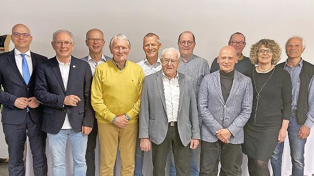 Ehrungen: Oberbürgermeister Dirk Vogel (von links), Jürgen Tenschert, Stefan Fella, Harald Dees, Joachim Grundmann, Werner Grundmann, Jochen Köllmer, Helmut Fischer, Stefan Köllmer, Heidi Lauter und Richard Fix       -  Ehrungen: Oberbürgermeister Dirk Vogel (von links), Jürgen Tenschert, Stefan Fella, Harald Dees, Joachim Grundmann, Werner Grundmann, Jochen Köllmer, Helmut Fischer, Stefan Köllmer, Heidi Lauter und Richard Fix