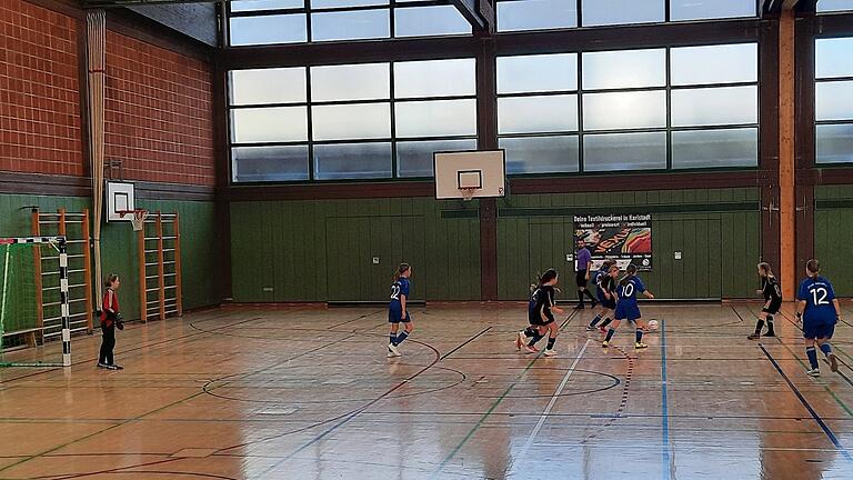 Eine Szene aus dem Vorjahr von der Hallen-Bezirksmeisterschaft der U-13-Juniorinnen in Karlstadt, in der sich die SpVgg Adelsberg und der FC Karsbach gegenüberstehen. Eine Szene aus dem Vorjahr von der Hallen-Bezirksmeisterschaft der U-13-Juniorinnen in Karlstadt, in der sich die SpVgg Adelsberg und der FC Karsbach gegenüberstehen.