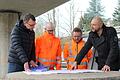 Die Brücke über die Brunnenstraße wird gesperrt. Die Verantwortlichen vom Staatlichen Bauamt informieren über die Planungen bei einem Termin vor Ort. Von links: Jan Momberg, Joscha Reisenleiter, Norman Scholz, Alexander Müller.