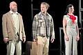 Mit dem Koffer auf Achse: Szenenfoto aus dem Schauspiel „Transit“ nach dem Roman von Anna Seghers mit Tobias Gondolf, Thilo Langer und  Madeleine Hartig.