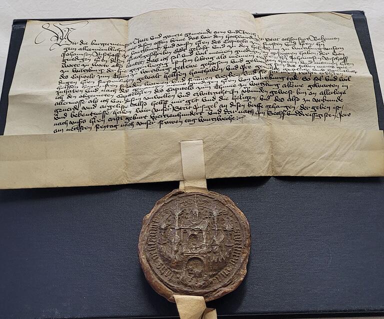 Die Pergamenturkunde mit dem von den Bürgern Ochsenfurts geleisteten Untertaneneid aus dem Jahr 1436 wird im Staatsarchiv Würzburg verwahrt. Die Pergamenturkunde mit dem von den Bürgern Ochsenfurts geleisteten Untertaneneid aus dem Jahr 1436 wird im Staatsarchiv Würzburg verwahrt.