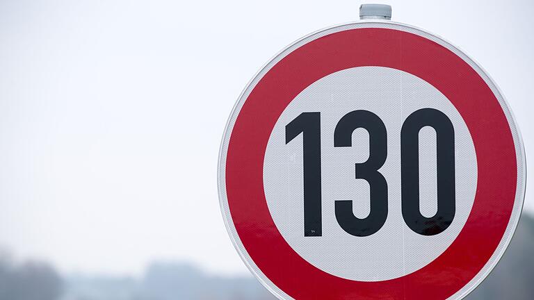 Tempolimit 130 auf Autobahn - An der Autobahn A24 in der Nähe von Suckow steht eine Verkehrsschild mit der Geschwindigkeitsangabe von 130 Stundenkilometer. Tempolimit 130 auf Autobahn - An der Autobahn A24 in der Nähe von Suckow steht eine Verkehrsschild mit der Geschwindigkeitsangabe von 130 Stundenkilometer.